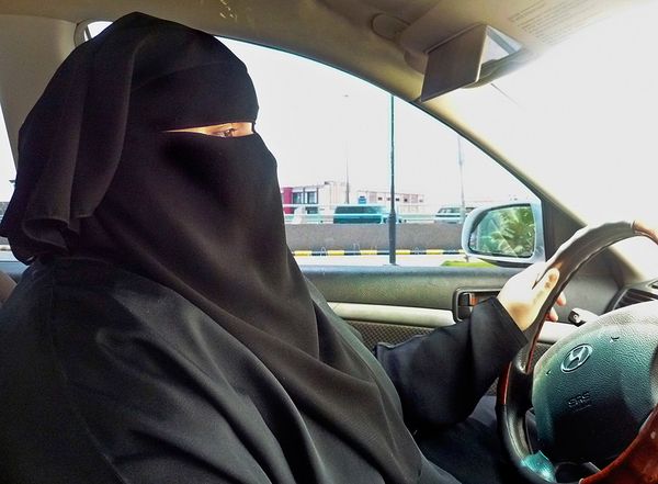 donna al volante in Arabia Saudita