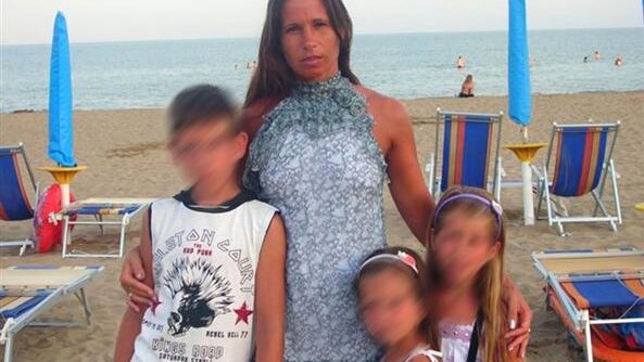 Marita Comi, moglie di Bossetti, con i tre figli.