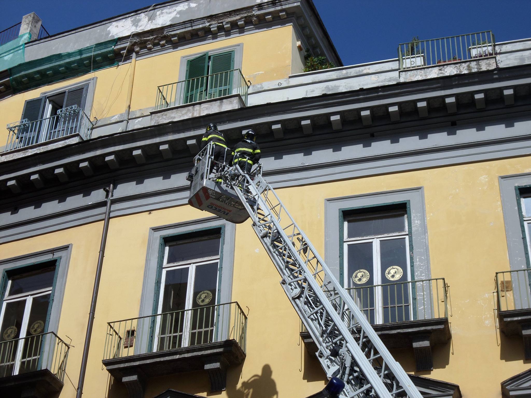 Il palazzo di Via Chiaia da cui è caduto il calcinaccio