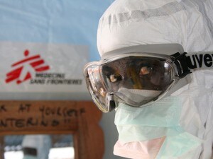 Monrovia, Liberia. Uno dei membri dell’équipe di MSF presso il centro di trattamento Ebola. Nella sola Liberia, MSF ha mobilitato più di 350 operatori (@Caroline Van Nespen/MSF).