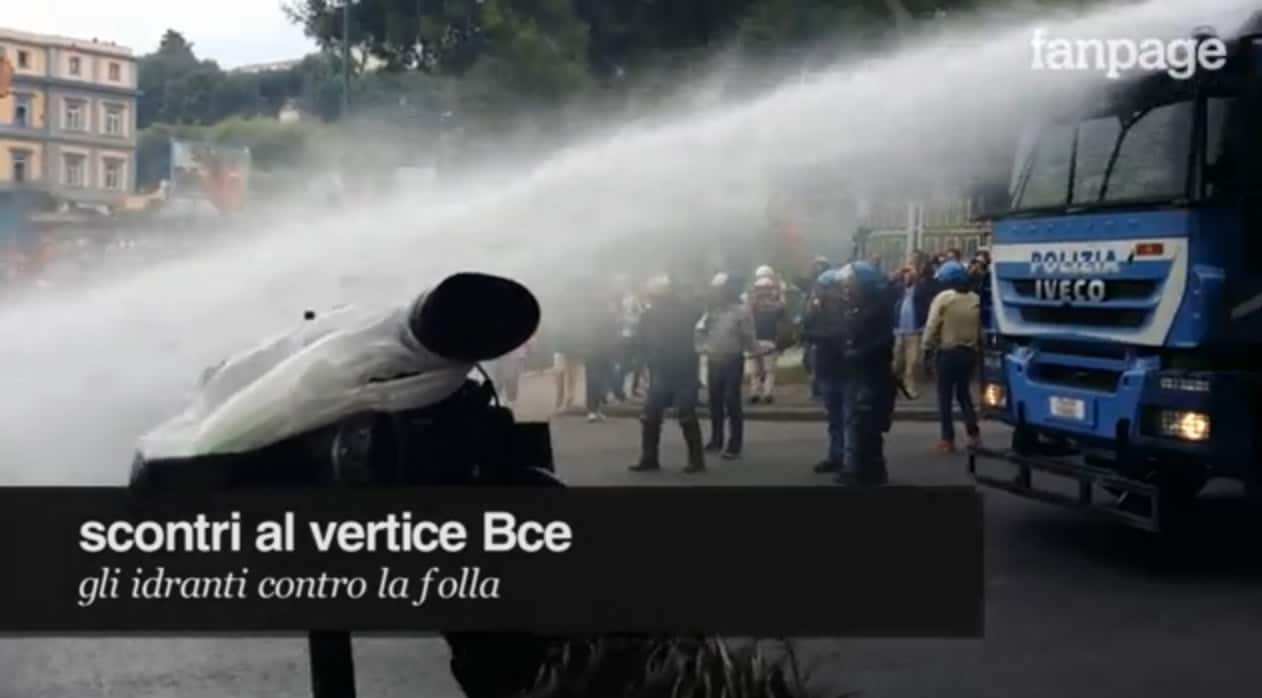 La polizia usa gli idranti contro i manifestanti