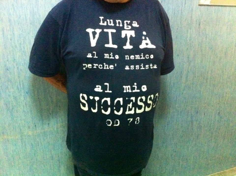 Il papà del ragazzo seviziato in ospedale si fa fotografare con la maglietta preferita del figlio. (Foto di Francesco Emilio Borrelli)