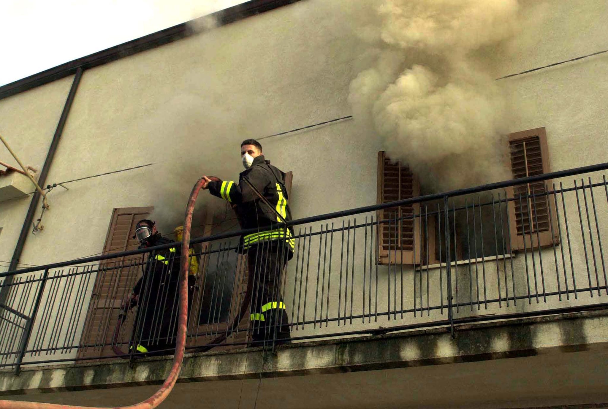Incendio improvviso in appartamento a Trieste: donna muore tra le fiamme, 7 intossicati e palazzo evacuato