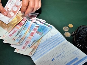 Nuoro, incassa per 13 anni la pensione della madre morta: usava il suo conto anche per prenotare hotel e aerei