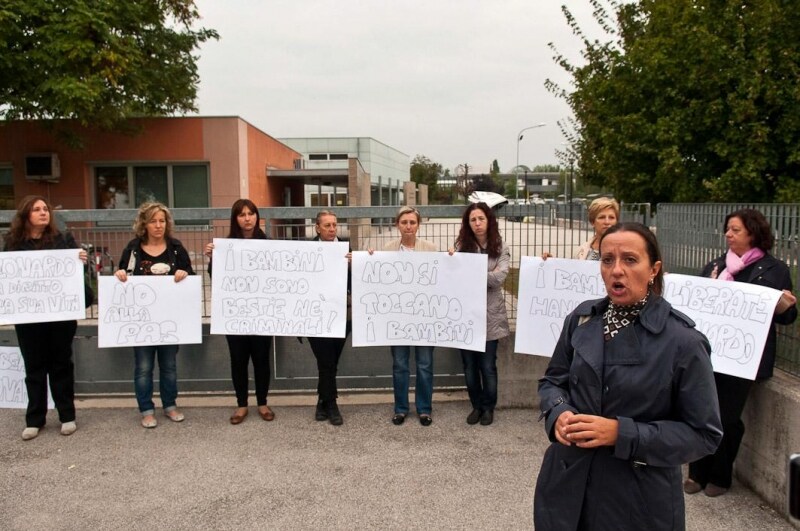 La-protesta-delle-mamme-davanti-alla-scuola