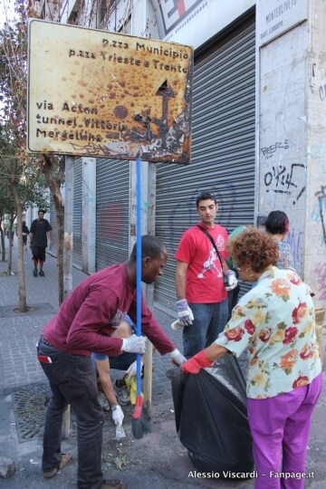 Cartellone bruciato dai roghi
