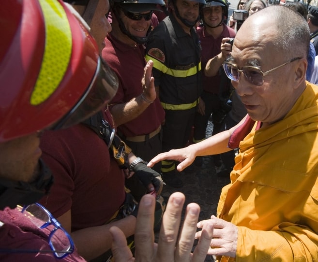 La-guida-spirituale-in-mezzo-agli-uomini-della-protezione-civile