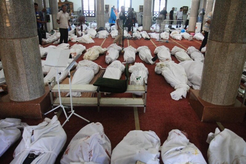 La moschea obitorio dopo la strage dei pro-Morsi