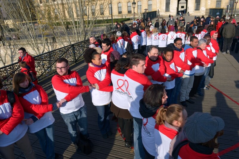 A-Parigi-una-catena-umana