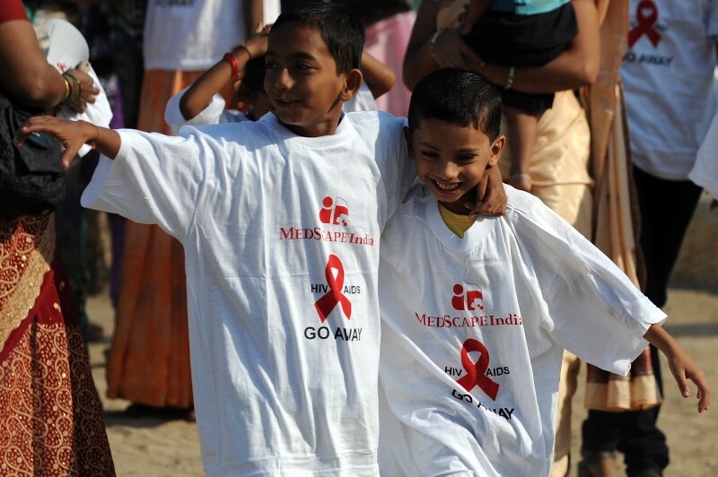 Alcuni-bambini-a-una-manifestazione-contro-l\'-Aids