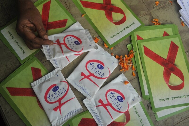 Attivisti-distribuiscono-preservativi-in-India