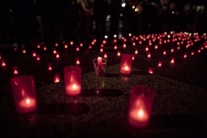Le-candele-di-una-comunita-gay-a-Berlino