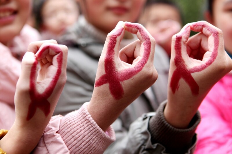 Le-mani-dipinte-contro-l\'-Aids