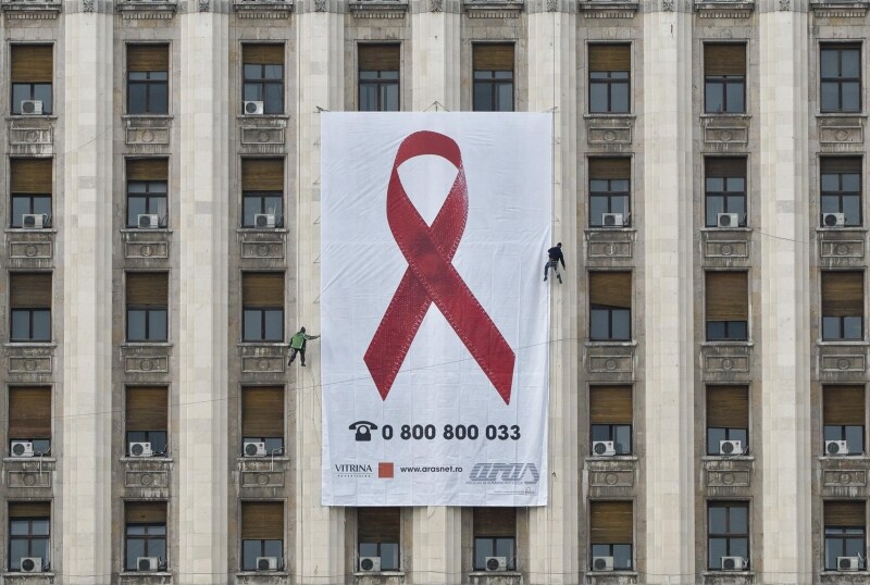 Un-grande-striscione-con-il-Red-Ribbon-a-Bucarest