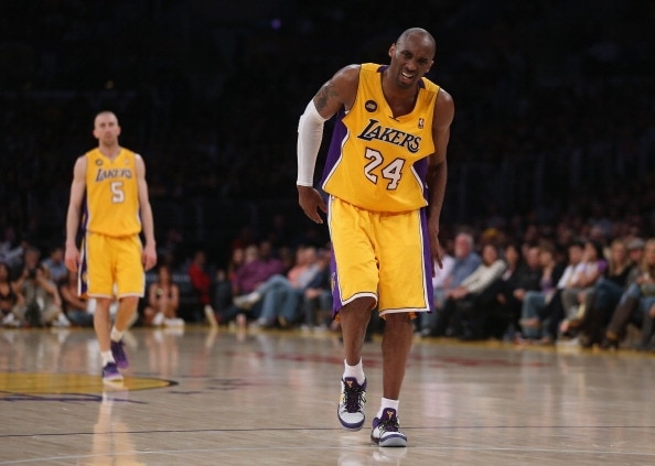 kobe-zoppica-non-riesce-a-poggiare-il-piede