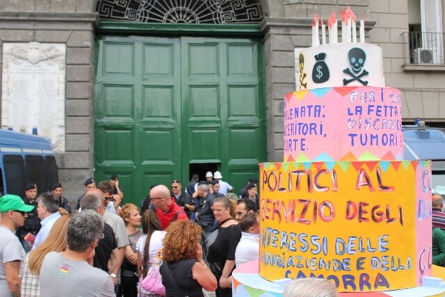 protesta-comitati-a-palazzo-san-giacomo