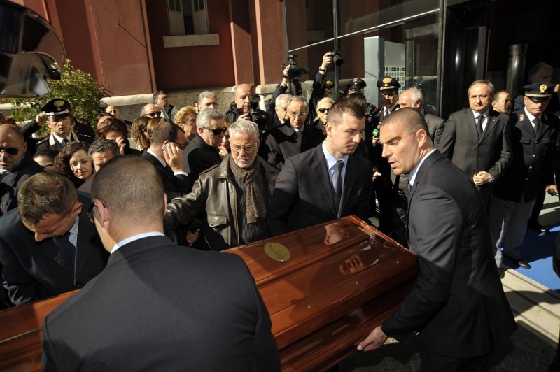 La bara di Mennea nella camera ardente del Coni Fanpage La bara di Mennea nella camera ardente del Coni Fanpage