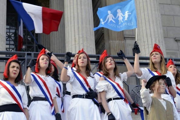 Parigi e Lione sfilano contro i gay