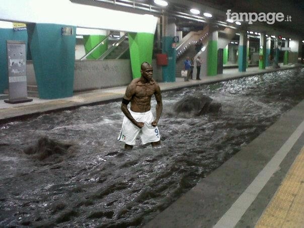 Balotelli esulta in metro