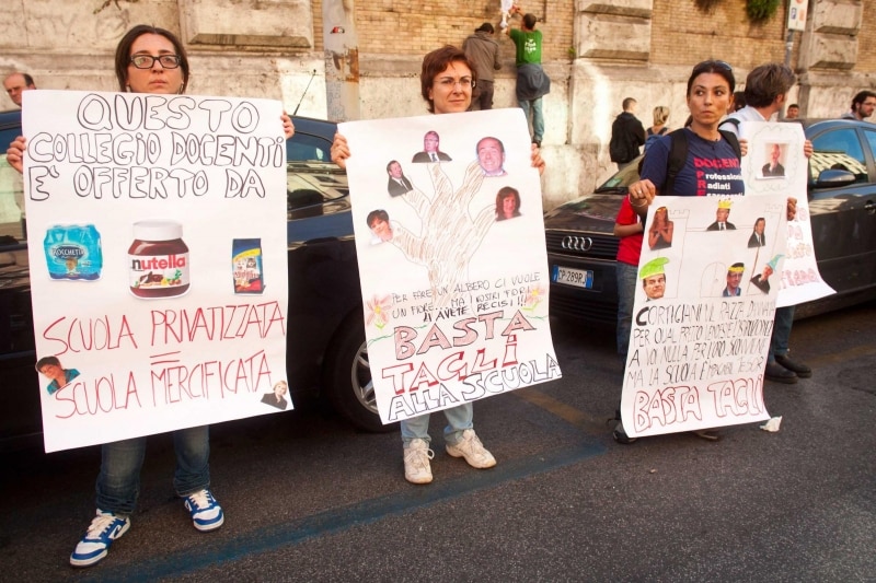 Lavoratori-della-scuola-contro-il-governo-Monti