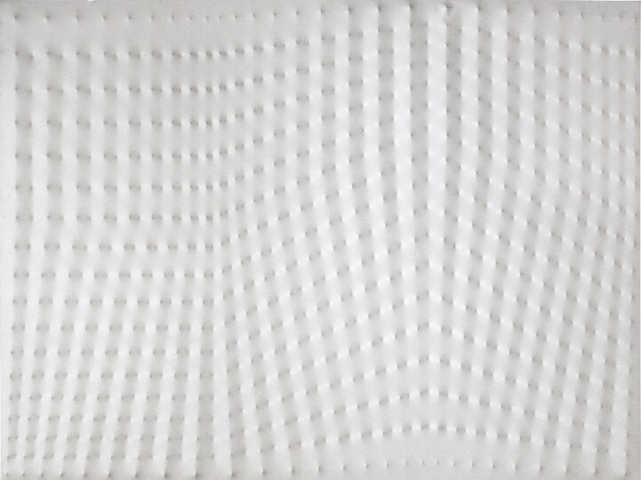 Enrico Castellani, Superficie bianca, 1976