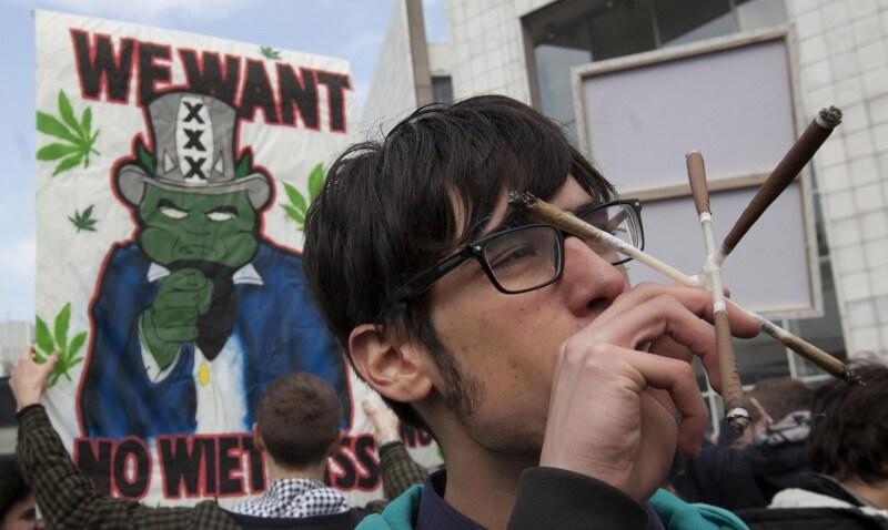 Gesti di protesta contro la cannabis card