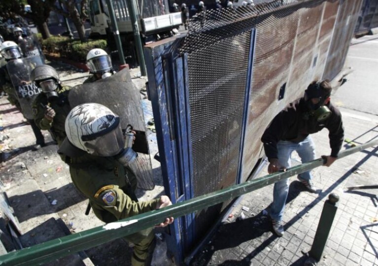 Giovani-manifestanti-tentano-di-superare-le-transenne-a-piazzaSyntagma