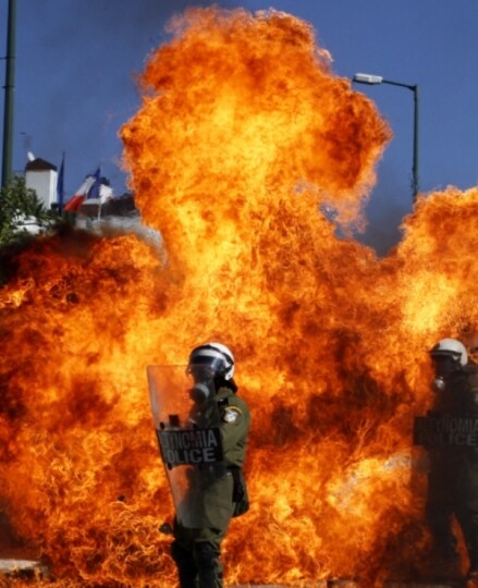 Gli-scontri-violenti-a-piazza-Syntagma