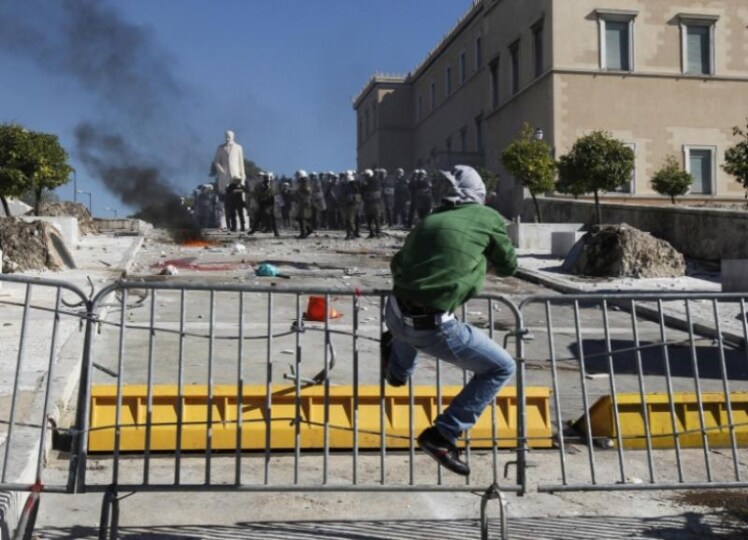 I-manifestanti-tentano-di-raggiungere-il-Parlamento-di-Atene