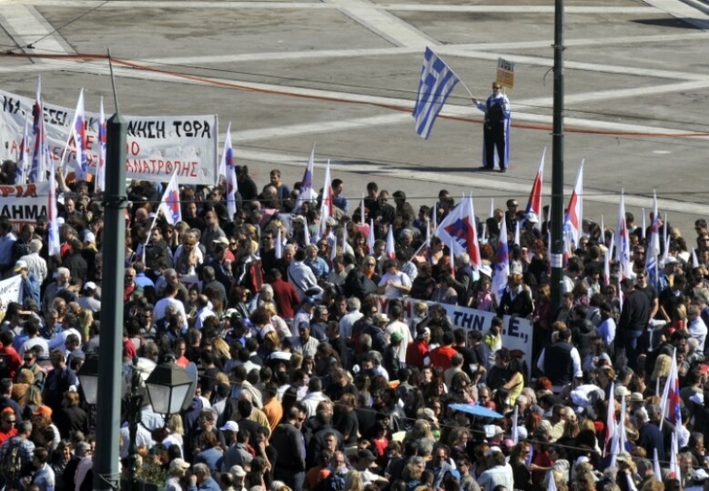 La-folla-di-dimostranti-a-piazza-Syntagma