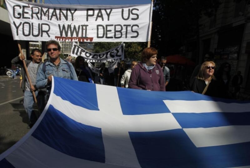 La-folla-di-manifestanti-polemici-contro-la-Germania