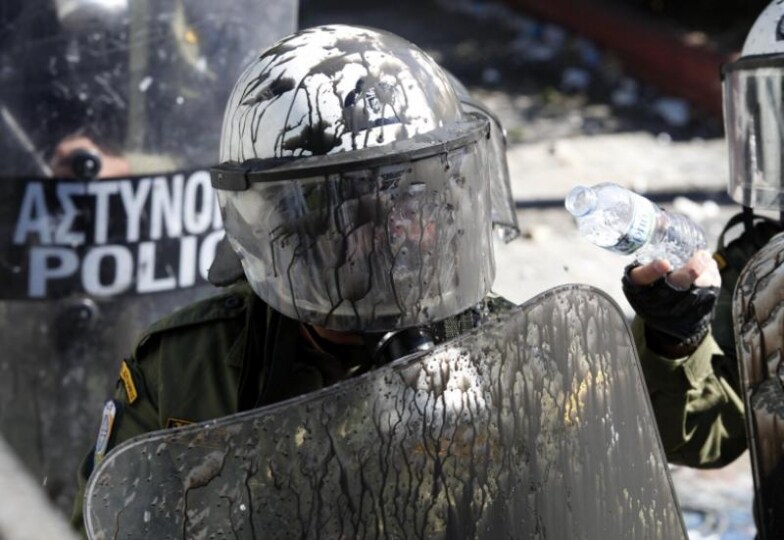 Un-poliziotto-greco-a-piazza-Syntagma