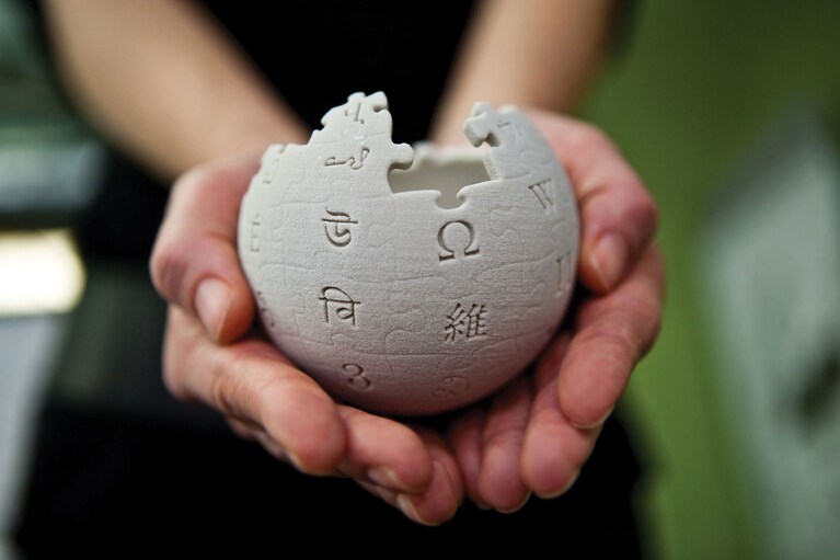 Wikipedia mini globe