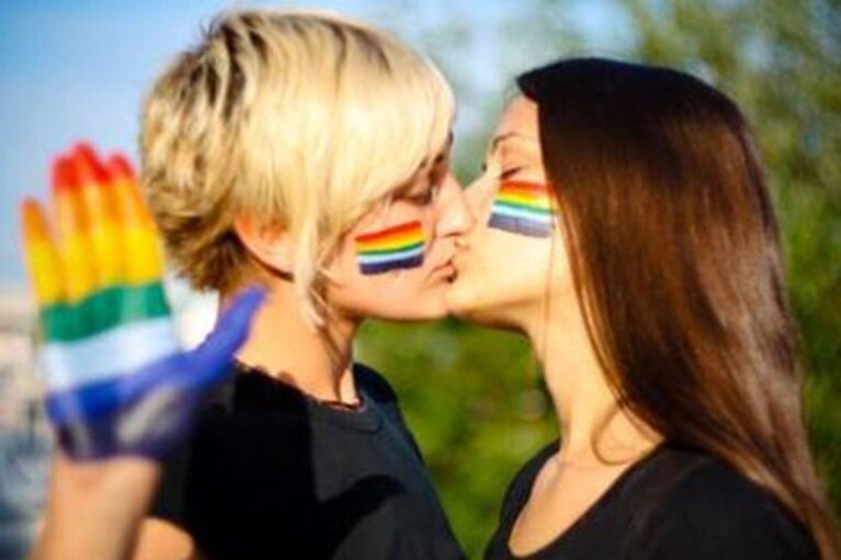 Bannata da Facebook per un bacio tra due donne: la storia di Carlotta Trevisan.
