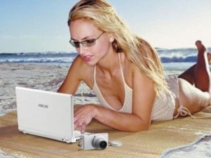 pc in spiaggia connessione internet wi-fi al mare