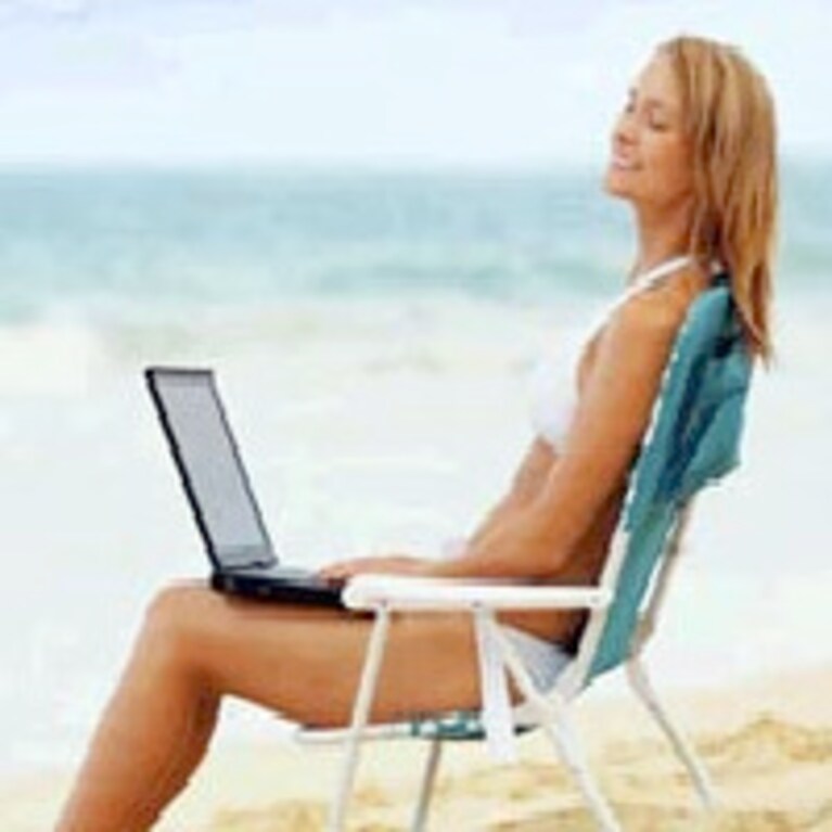donna in spiaggia con il pc connessione wi-fi gratuita