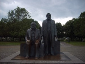 Statue di Marx e Engels a Berlino