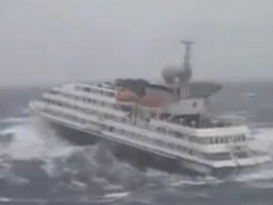 Una immagine della tempesta che ha dovuto affrontare l'imbarcazione
