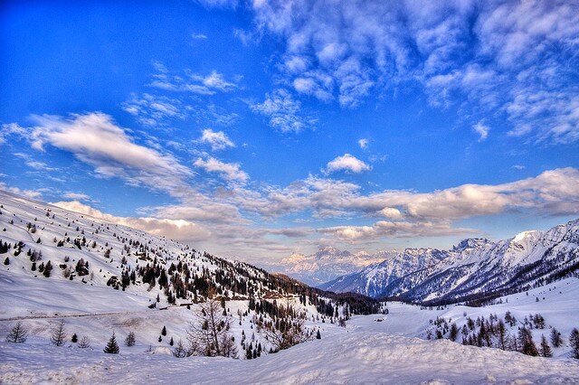 befana sulla neve dolomiti