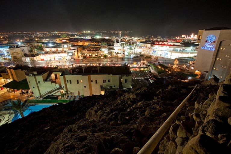 Naama Bay di notte