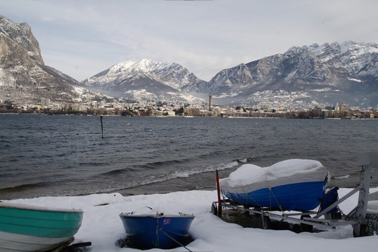 lago di como in inverno