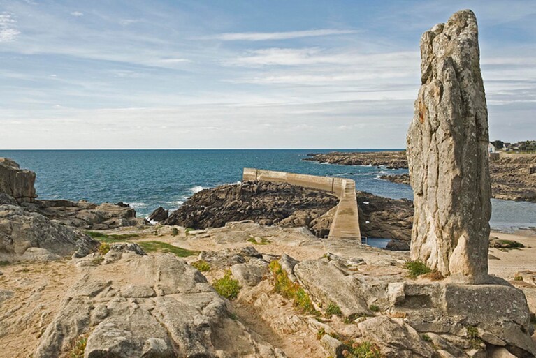 Un menhir con vista sul mare, grazie. Foto di Jean–Luc Bailleul