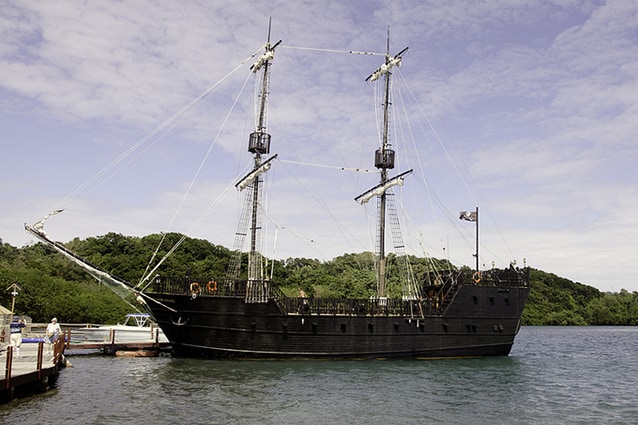 Nave pirata a Roatán, Honduras. Foto di Bruce Harlick.