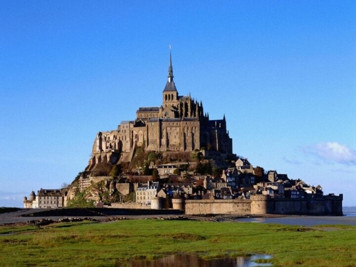 Mont Saint Michel: il mare si ritira, liberando al sole le sabbie ed i prati del Monte