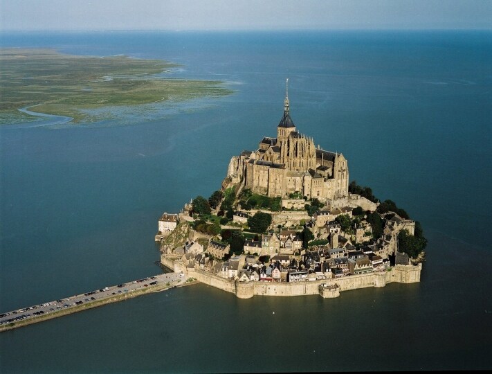 Mont Saint Michel: con l\'alta marea resta a galla solo il ponte (e non sempre)