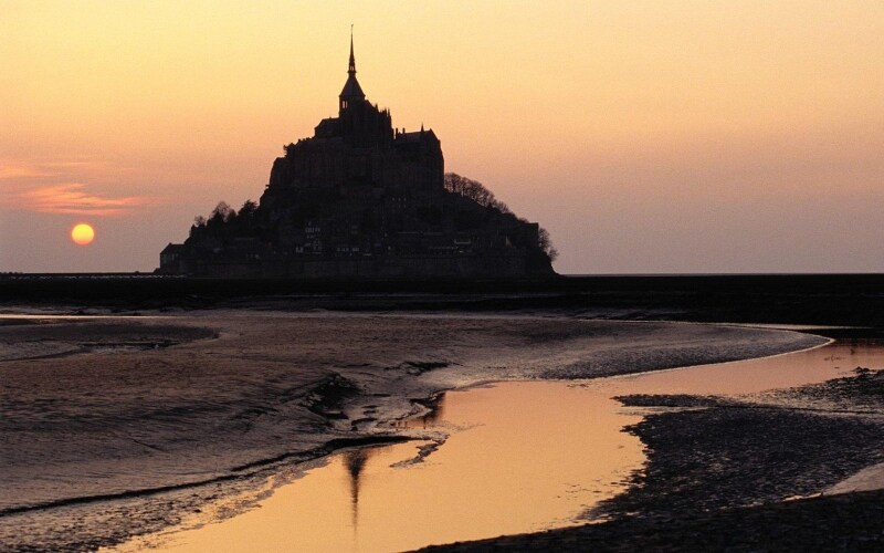 Mont Saint Michel: le maree conquistano dolcemente le sabbie intorno all\'abbazia