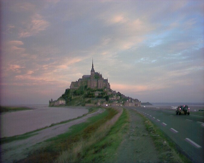 Mont Saint Michel: la striscia di terra che porta all\'abbazia