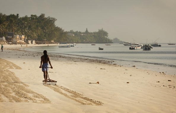 La pulitura delle spiagge in Kenya