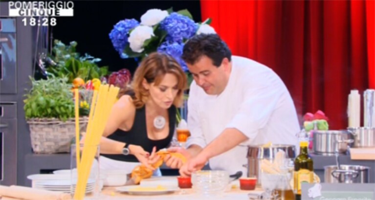 barbara promuove la notte degli chef a pomeriggio 5