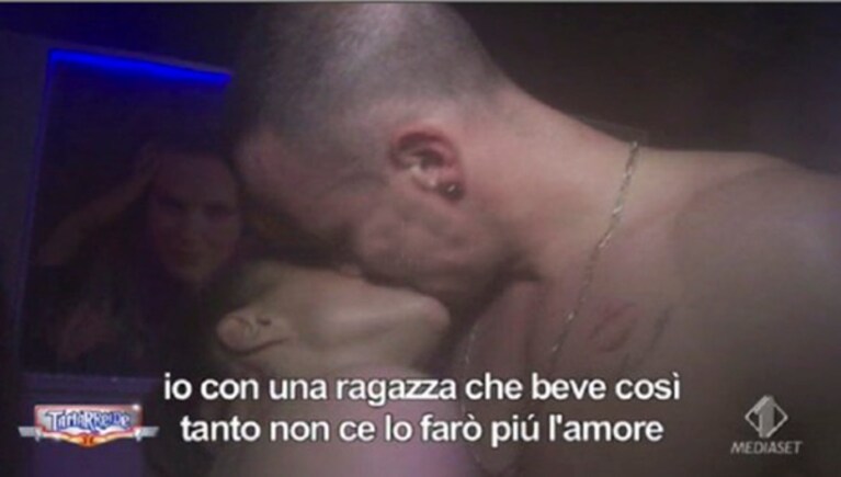 i due concorrenti di tamarreide si baciano con passione in discoteca
